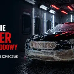 Czarny samochód w kabinie lakierniczej, częściowo oklejony folią. Tekst: "Ile schnie lakier samochodowy?".