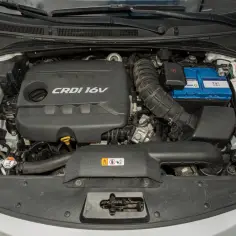Silnik CRDi 1.7V. Wiele osób szuka o nim **1.7 crdi opinie**, a ten silnik wygląda na zadbany.