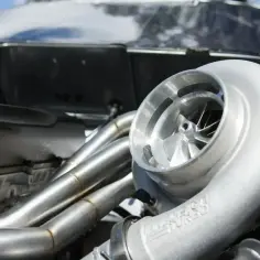 Błyszcząca turbosprężarka p0299 w silniku wyścigowym, gotowa do zwiększenia mocy.