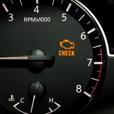 Pomarańczowa kontrolka silnika "CHECK ENGINE" świeci się, sygnalizując potencjalny spadek mocy.