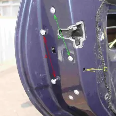 Wskazówki jak odkręcić wyrobioną śrubę krzyżakową na przykładzie drzwi samochodu. Strzałki pokazują miejsca mocowań.