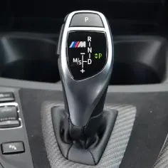 Biegowy drążek BMW M z oznaczeniami automatycznej skrzyni biegów: P, R, N, D, M/S.