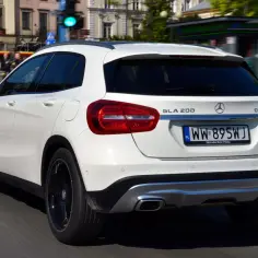 Biały Mercedes GLA 200 CDI na polskich tablicach. Czy warto kupić? Opinie i potencjalne usterki tego modelu.