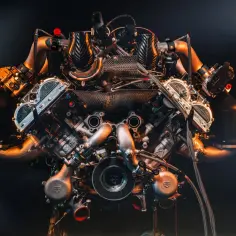 Potężny silnik V12 z turbosprężarkami, gotowy do wyścigu.