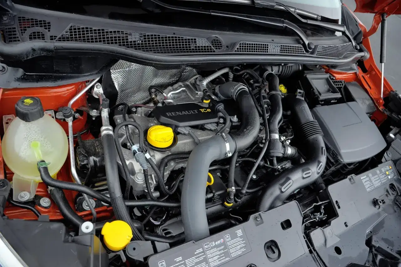 Silnik Renault TCe 1.2 z widocznym zbiorniczkiem płynu chłodniczego i elementami układu dolotowego.