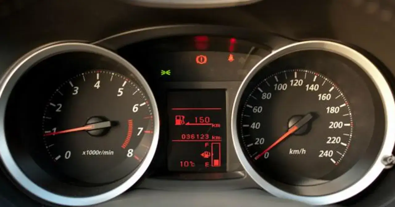 Obrotomierz pokazuje niski bieg jałowy, a wskaźnik paliwa jest prawie pusty. Przebieg 36123 km.
