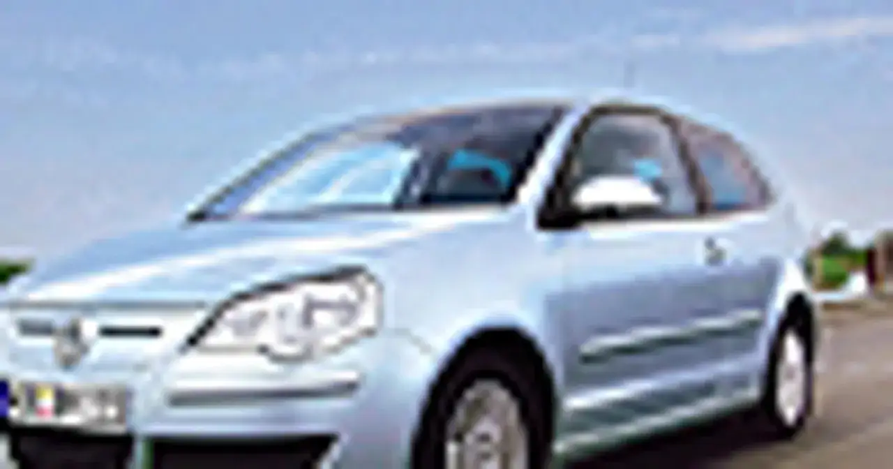 Jasnoniebieski Volkswagen Polo z technologią bluemotion, gotowy do podróży.