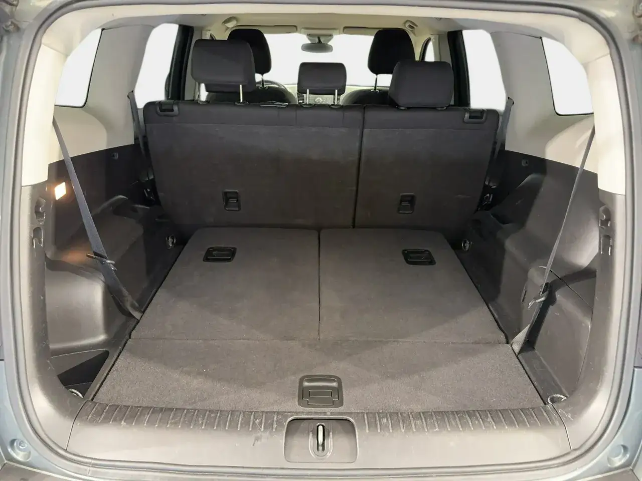 Bagażnik Chevrolet Orlando 1.8 benzyna, gotowy na podróż. Płaska podłoga po złożeniu siedzeń.