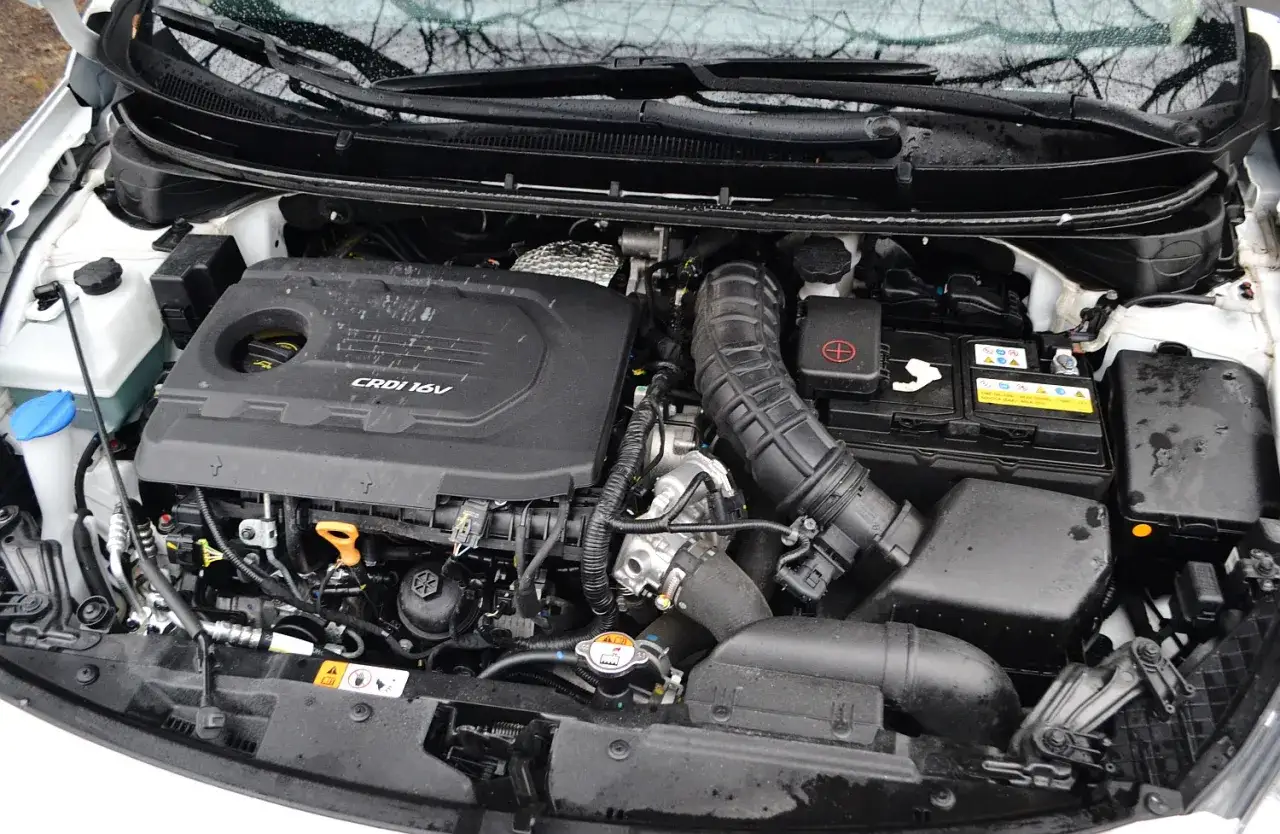 Silnik Hyundai i30 1.6 CRDi z widocznym filtrem oleju, akumulatorem i elementami układu dolotowego.