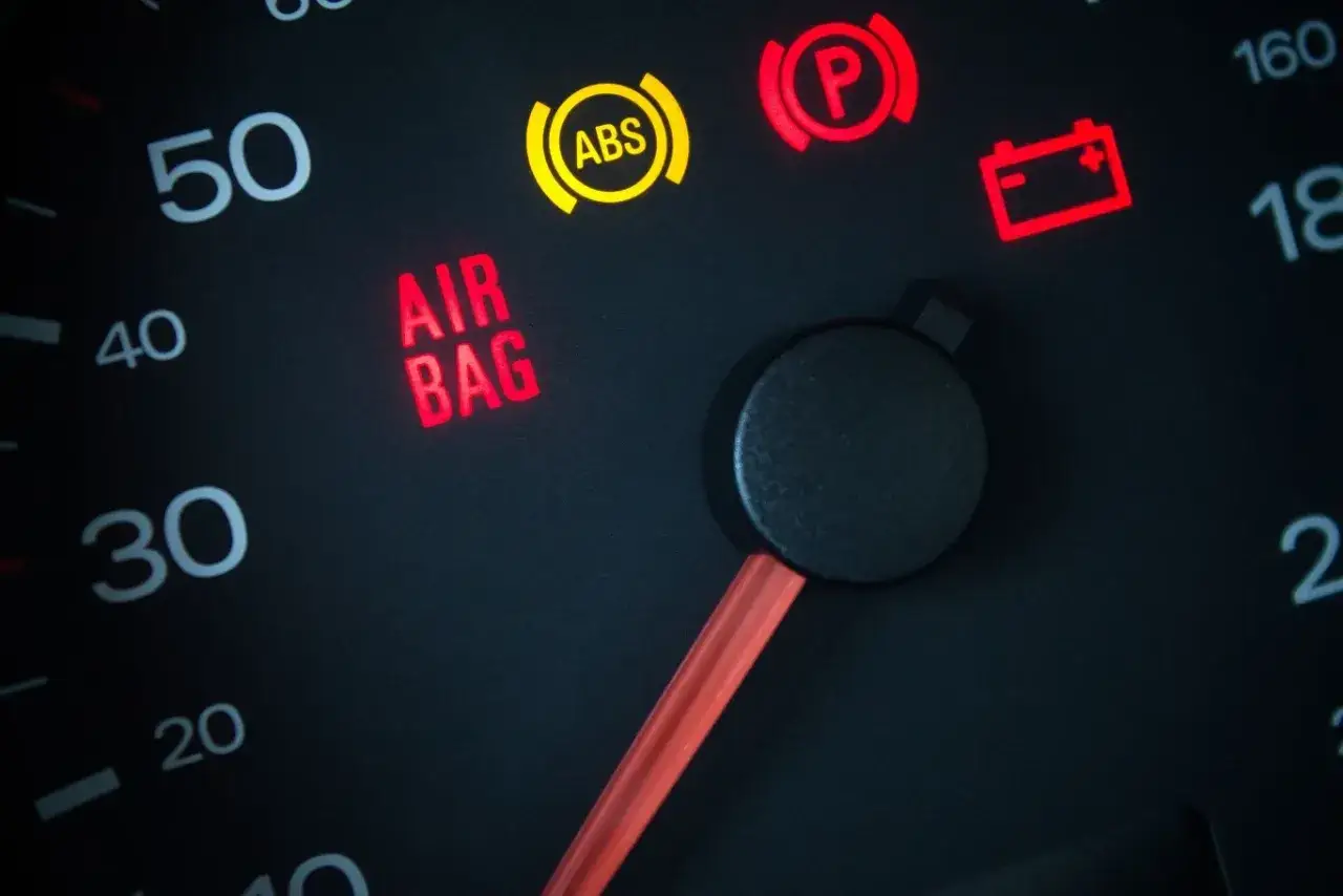 Na desce rozdzielczej świecą się kontrolki: AIR BAG, ABS, hamulca ręcznego i akumulatora. Co to SRS?