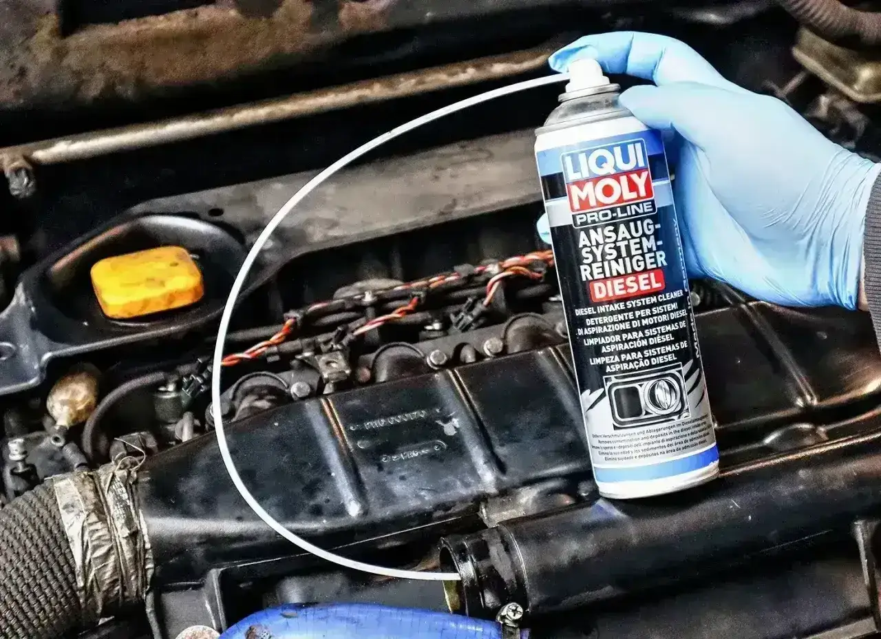 Ręka w rękawiczce trzyma puszkę preparatu do czyszczenia układu dolotowego diesla. Może to pomóc w rozwiązaniu problemu dtc p1335 ford.