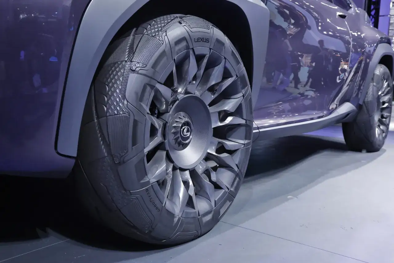 Koło koncepcyjnego Lexusa z oponami Goodyear i unikalnym bieżnikiem. Innowacyjne marki opon.