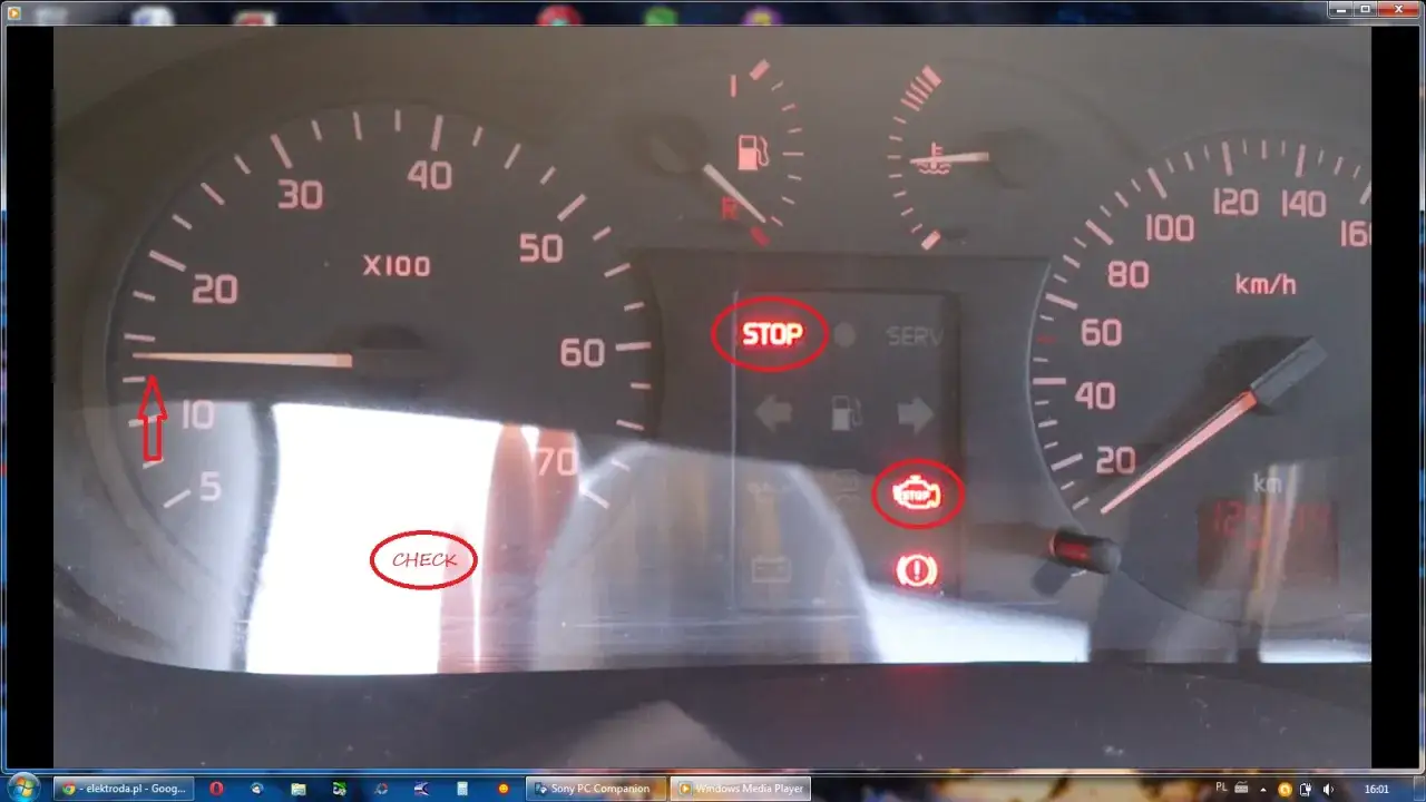 Kontrolka STOP i silnika świecą się na desce rozdzielczej Renault, wskazując błąd DTC P1525.