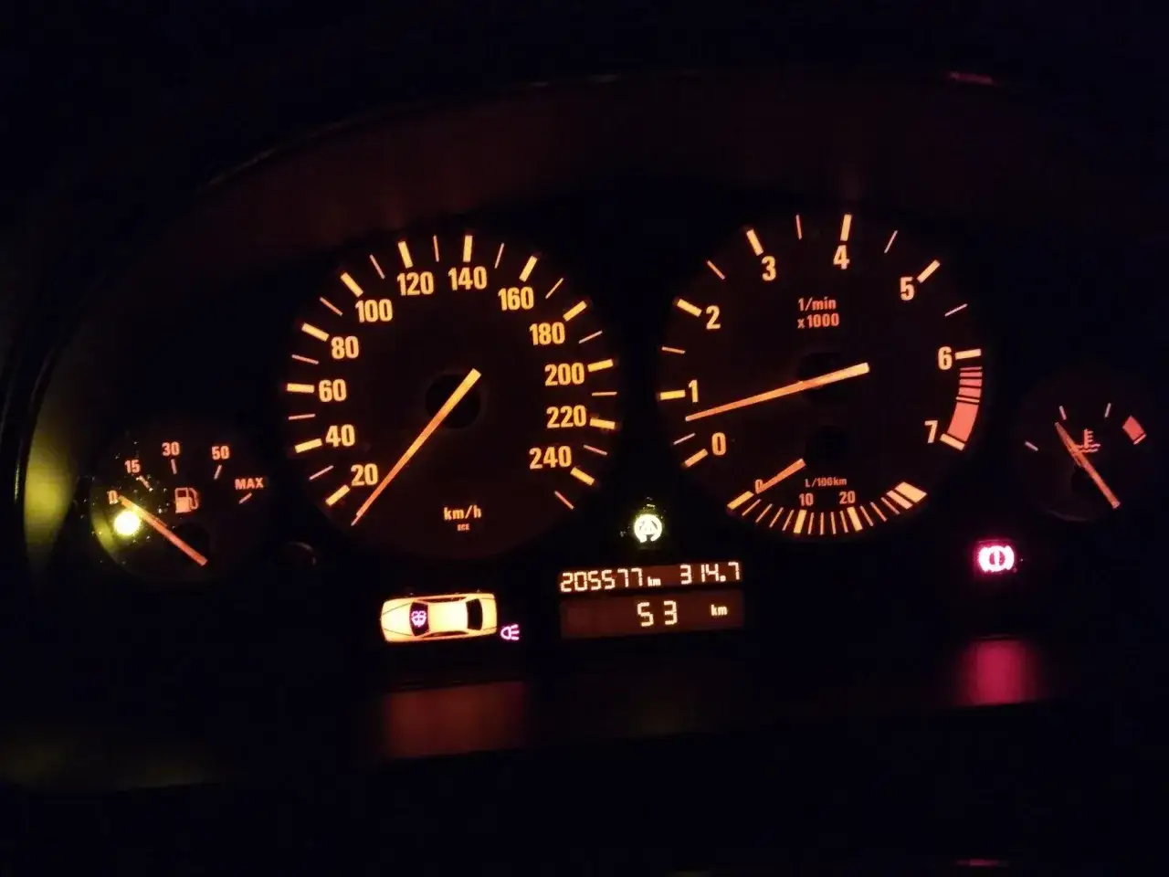 Deska rozdzielcza samochodu nocą. Prędkościomierz pokazuje 53 km/h, a obrotomierz jest niski. Dioda DSC świeci się, sygnalizując problem.