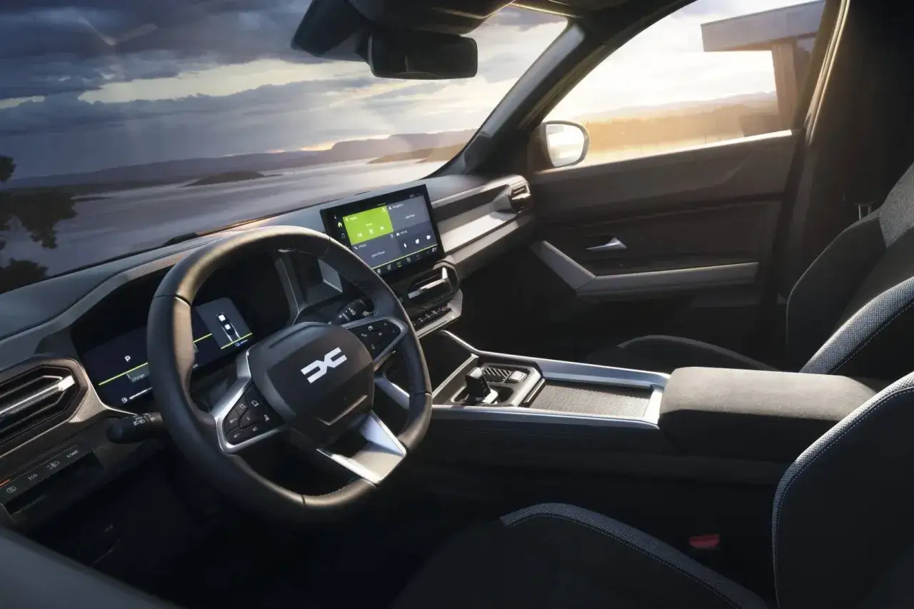 Wnętrze Dacia Bigster, z ekranem multimedialnym i kierownicą. Czekamy na dacia bigster cena.