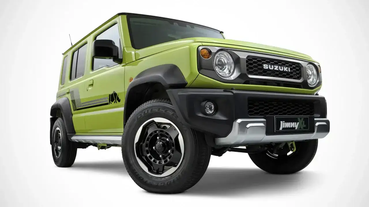 Zielony Suzuki Jimny 2026 z naklejką nosorożca na boku, gotowy na przygodę.