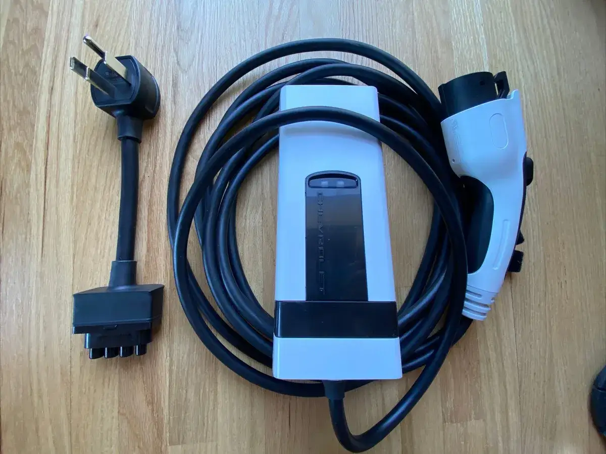 Kabel do ładowania Chevrolet Volt z wtyczką do gniazdka i złączem do samochodu.
