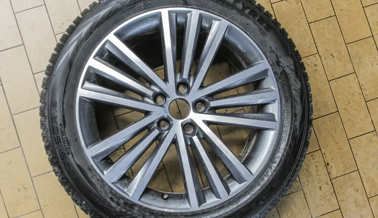 Felga aluminiowa z oponą zimową, idealna do Golfa 4. Rozstaw śrub jest standardowy dla tego modelu.