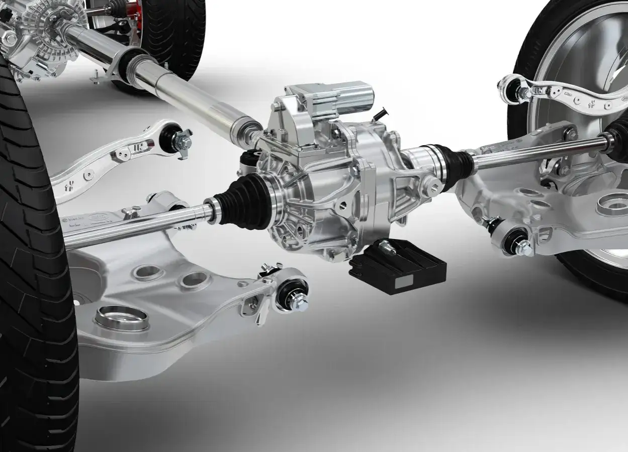 Szczegółowy widok mechanizmu napędu fwd samochodu. Błyszczące metalowe części, wały napędowe i dyferencjał.