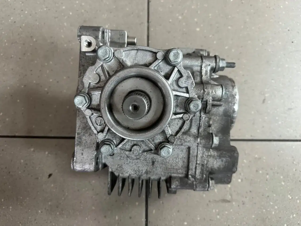 Metalowa skrzynka rozdzielcza VW, idealna do weryfikacji wyposażenia za pomocą vw vin decoder.