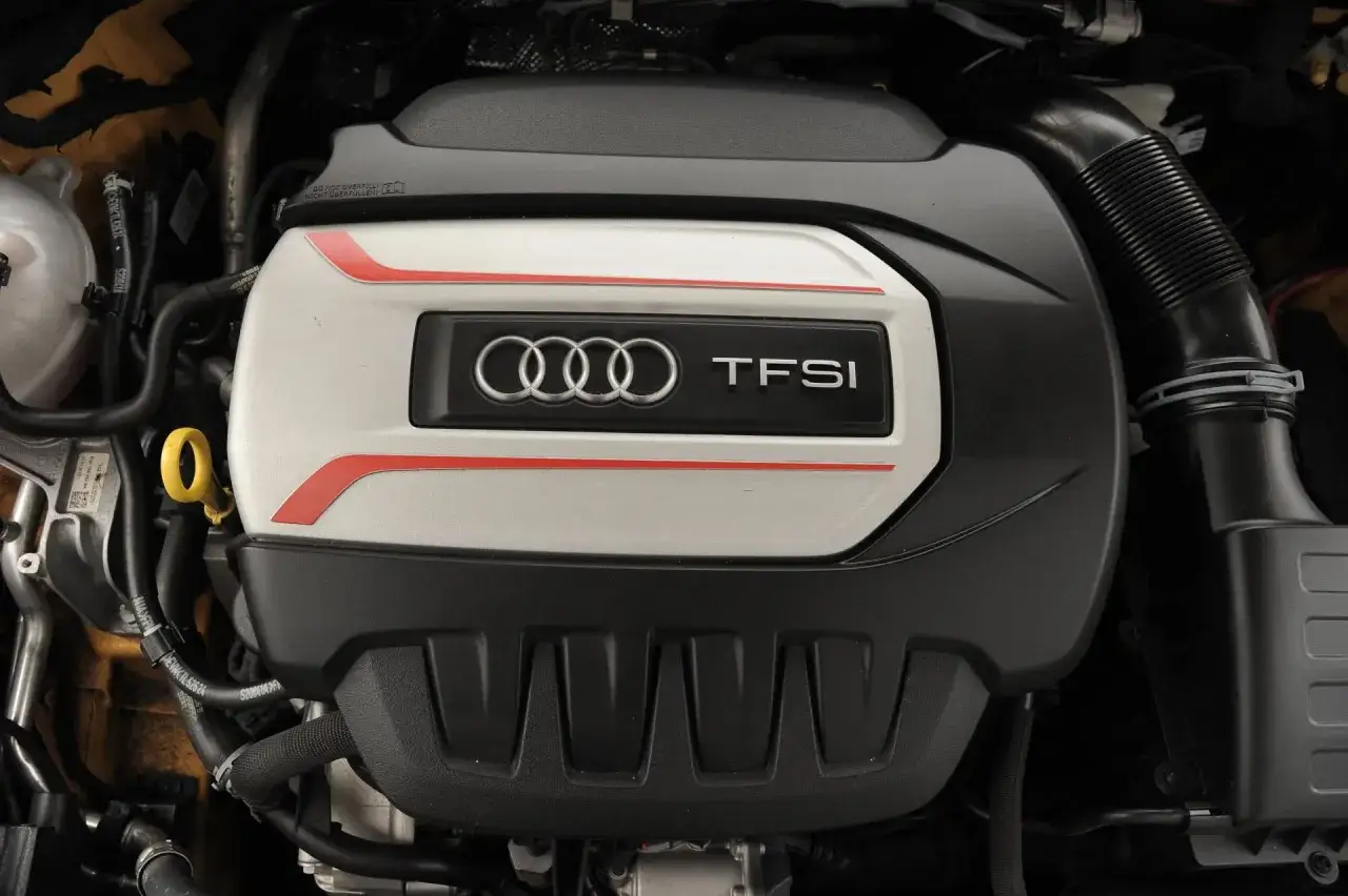 Silnik 2.0 TFSI Audi. Wiele osób szuka opinii o jego osiągach i niezawodności.