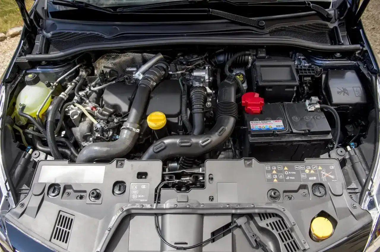 Silnik 1.2 tce z turbosprężarką, akumulatorem i przewodami.