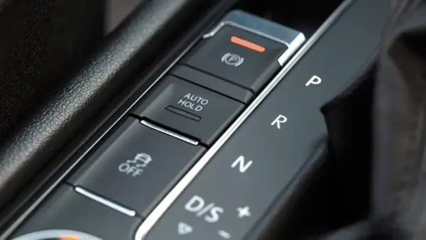 Auto hold - jak działa, kiedy pomaga, a kiedy ma ograniczenia?