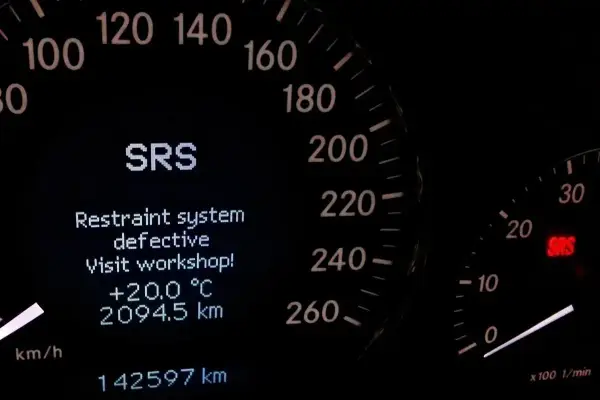 SRS w Mercedesie - Co oznacza kontrolka i jak reagować?