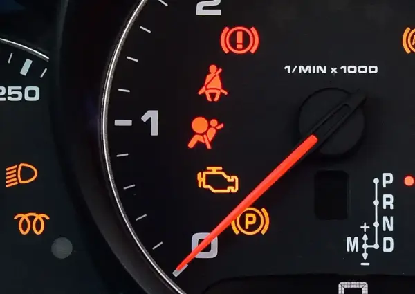 Kontrolka airbag świeci? Jak znaleźć przyczynę i naprawić usterkę