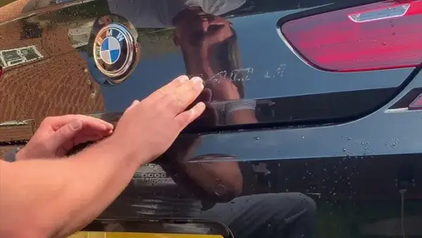 Jak skutecznie przykleić emblemat do karoserii - sprawdzone metody