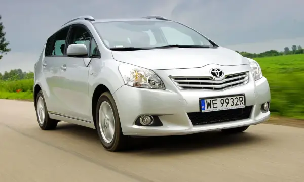 Toyota Verso 1.8 benzyna - Czy to rozsądny wybór dla rodziny?