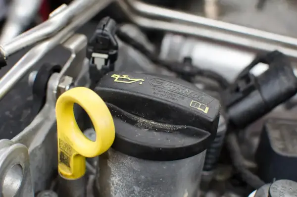 Za dużo oleju w silniku? Objawy, usuwanie i kiedy do mechanika